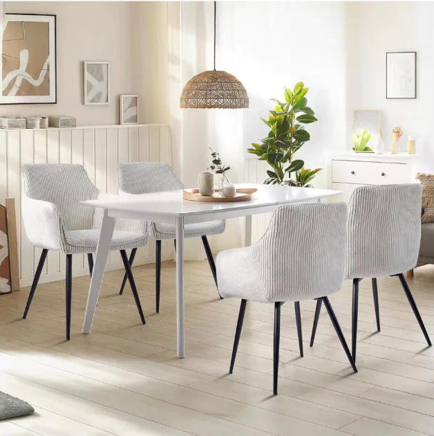 Moderna matstolar i skandinavisk design